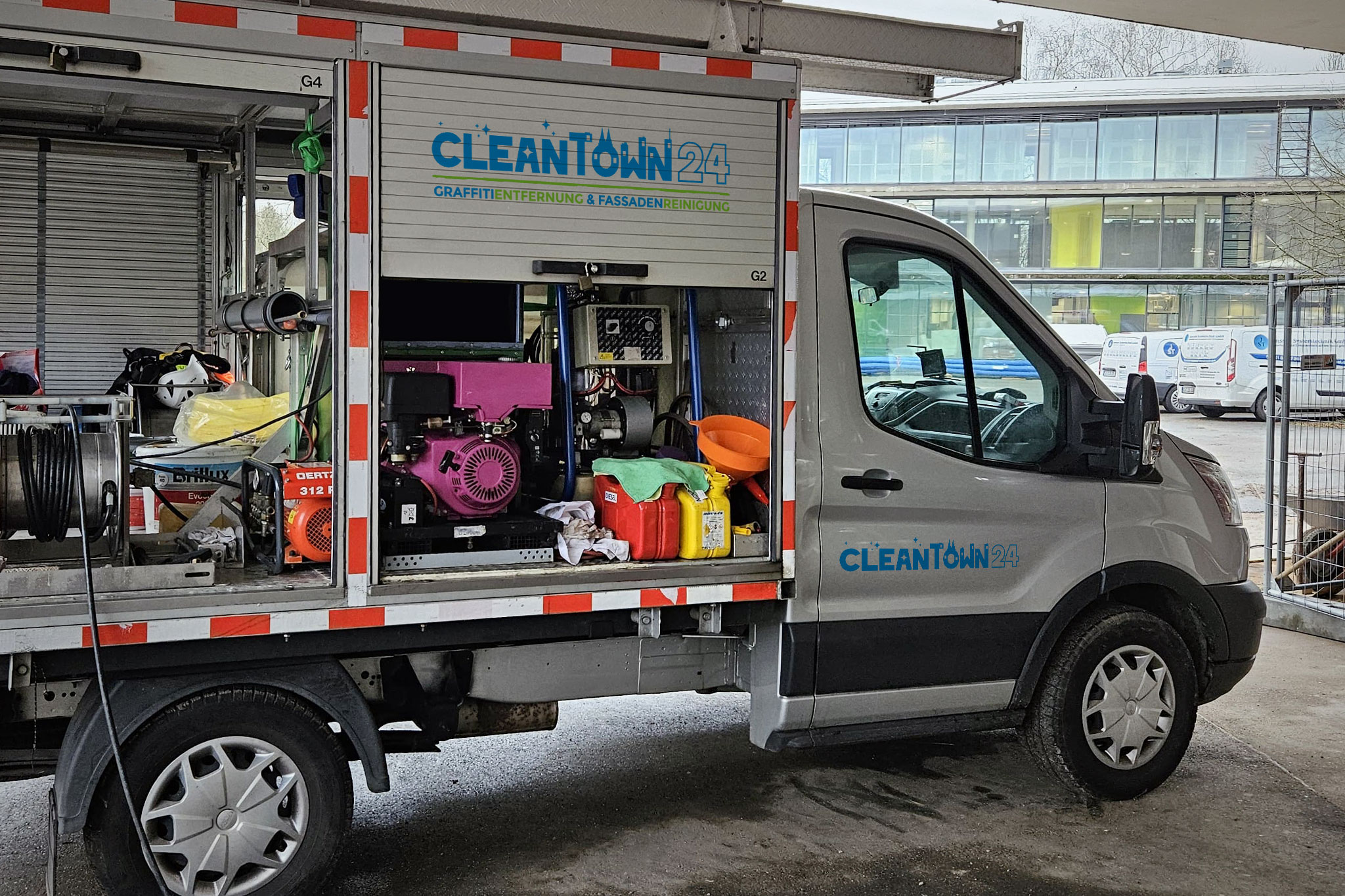 Einsatzfahrzeug von CleanTown24 mit Ausrüstung für Graffitientfernung und Fassadenreinigung.