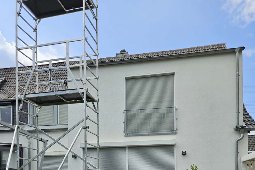 Gerüstaufbau für Fassadenreinigung an einem Wohnhaus – CleanTown24