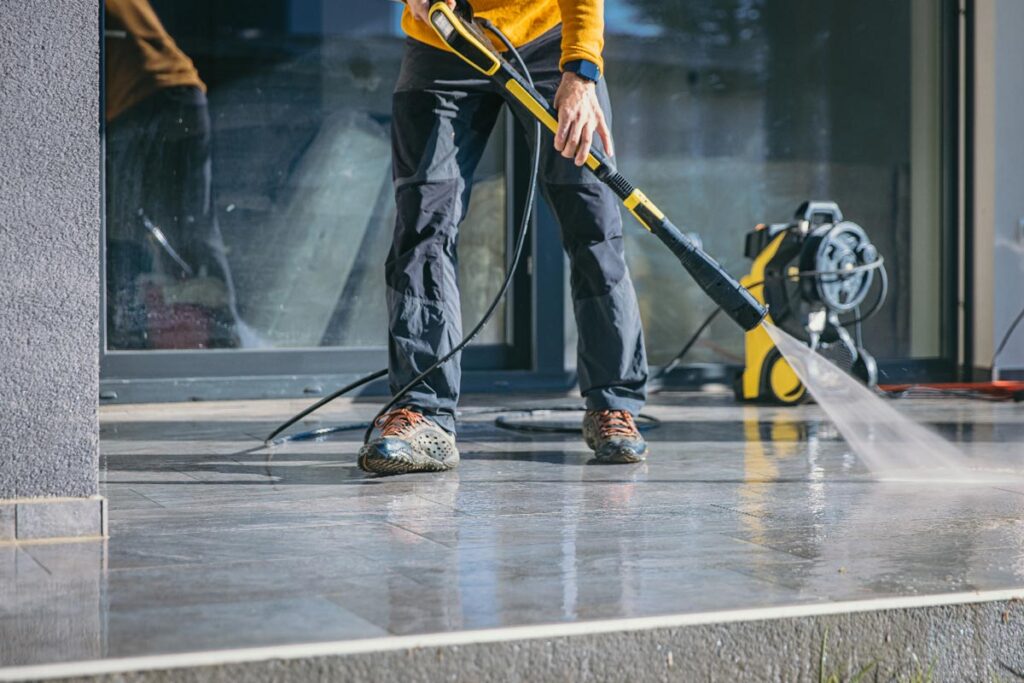 Reinigung einer Terrassenfläche mit Hochdruckreiniger – gründliche Flächenreinigung von CleanTown24