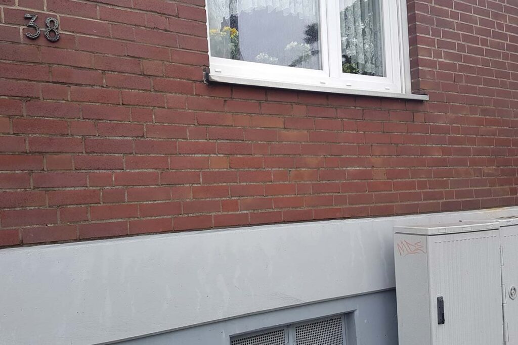 Saubere Backsteinwand nach erfolgreicher Graffitientfernung – CleanTown24