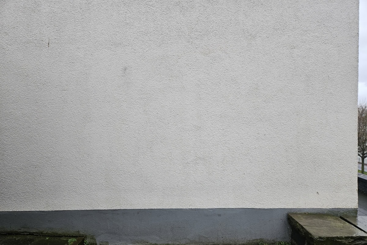 Saubere Wand nach professioneller Graffitientfernung – CleanTown24