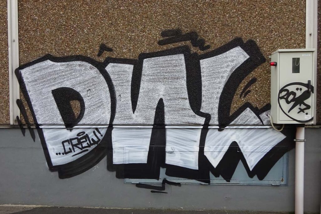 Mit großflächigem Graffiti verschmutzte Fassade vor der Reinigung – CleanTown24